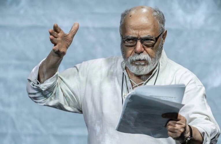 پیش فروش نمایش اکبر زنجانپور آغاز شد